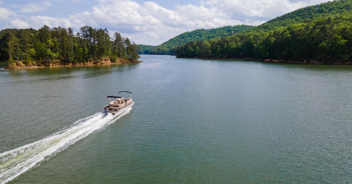 The Difference Between Renting and Chartering a Boat