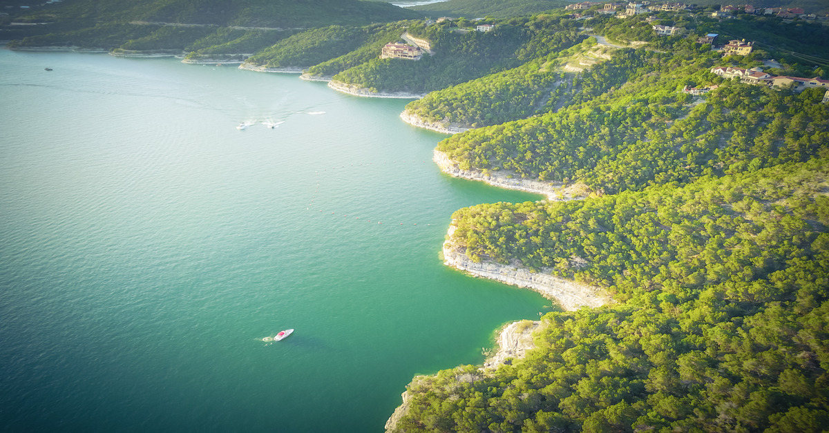Why It’s Better To Rent a Boat on Lake Travis in the Spring