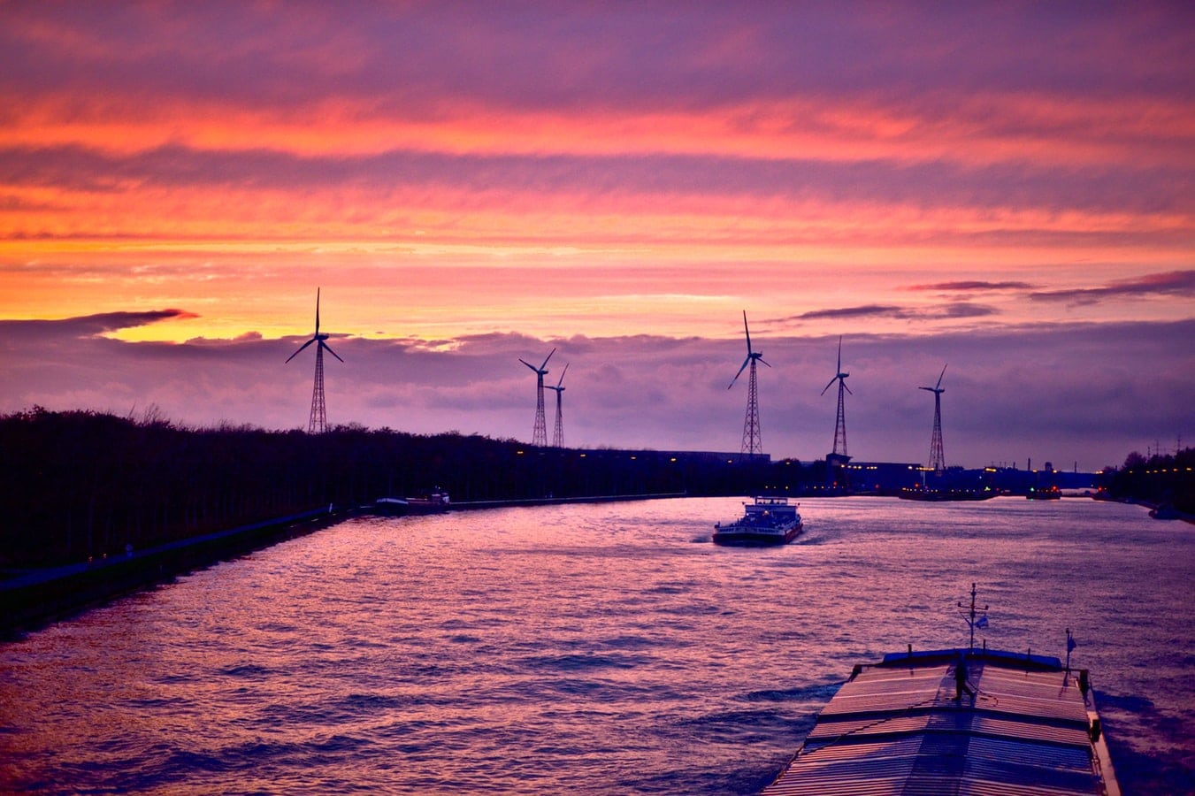 THREE REASONS TO RENT A PARTY BARGE FOR YOUR NEXT PARTY